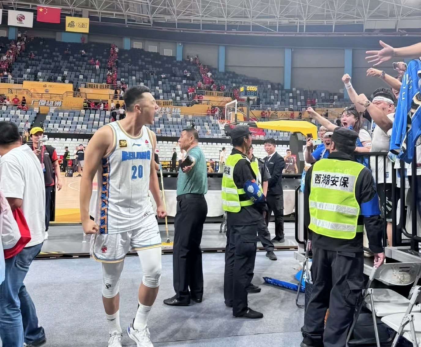 爱游戏在线包含赛前CBA常规赛焦点战，密尔沃基雄鹿单刀错失，管理层满意，资深球员宣示担当的词条